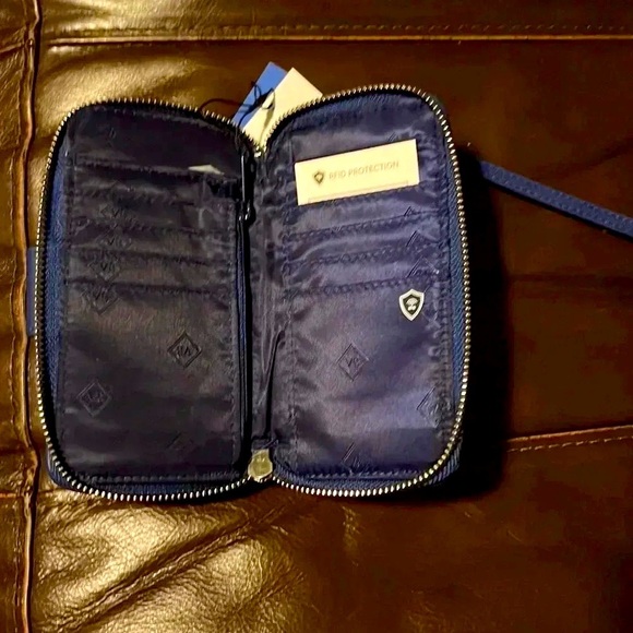 🆕 Vera Bradley Blue and Beige Smartphone Wristlet NWT - Picture 4 of 9
